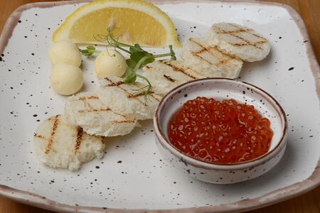 Икра лососевая с маслом и лимоном