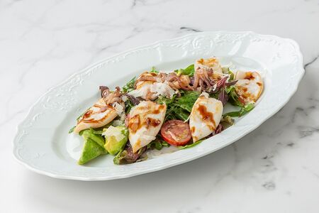 Салат с мини-кальмарами, рукколой и авокадо