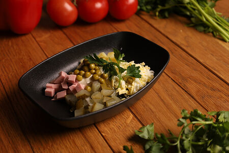 Салат Оливье с колбасой