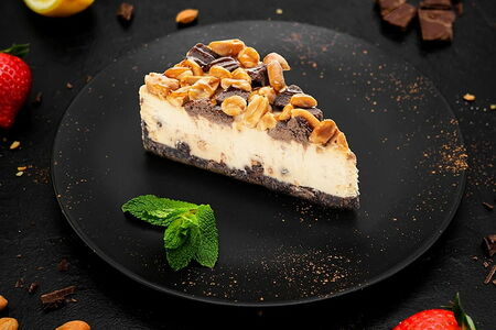 Чизкейк карамельный с арахисом