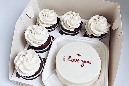 Набор: бенто и капкейки для любимого/любимой красный бархат с клубникой 