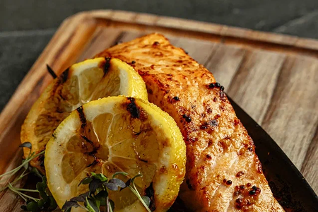 Лосось на кедровой доске