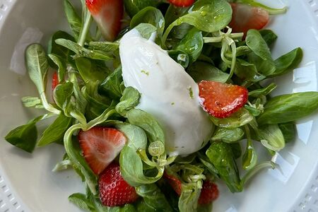 Салат с клубникой и сырным мороженым