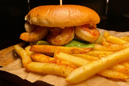 Бургер с тигровыми креветками