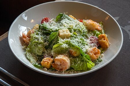 Салат Цезарь с креветками