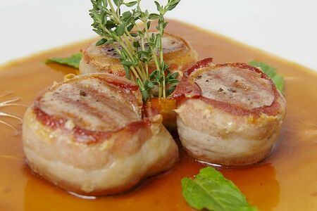 Медальоны из cвинoй вырезки