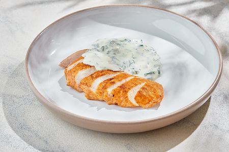 Куриная грудка в сливочно-шпинатном соусе