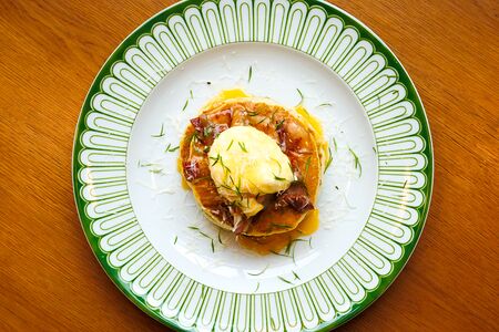 Панкейки с беконом, яйцом бенедикт и луковым джемом