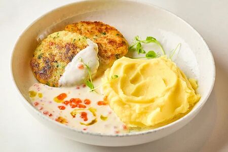 Котлеты из щуки со шпинатом под икорным соусом 