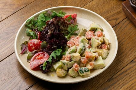 Салат с авокадо и лососем