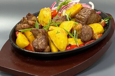 Сковорода со свиной шейкой