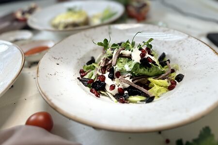 Салат Язык с гранатом