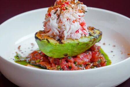 Авокадо, краб и томатная сальса