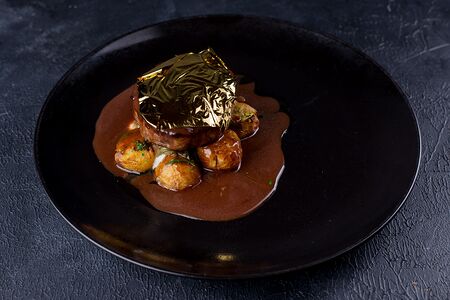 Бифштекс из оленины, соус из черного перца