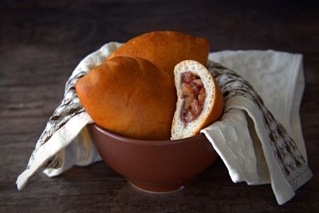 Пирожок яблочный