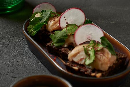 Бутербродики со скумбрией в медово-горчичном соусе 