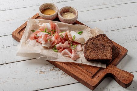 Сало с хлебом, хреном и горчицей