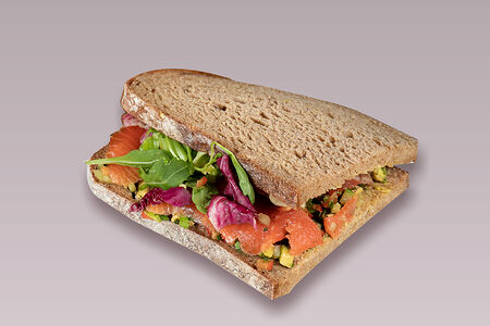 Сэндвич с лососем тартар