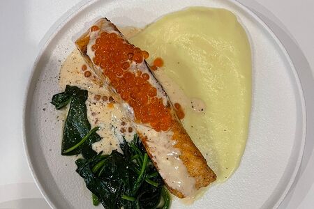 Филе лосося с икорным соусом