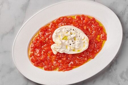 Буррата с томатной сальсой