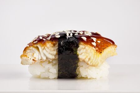 Нигири-суши Угорь копченый