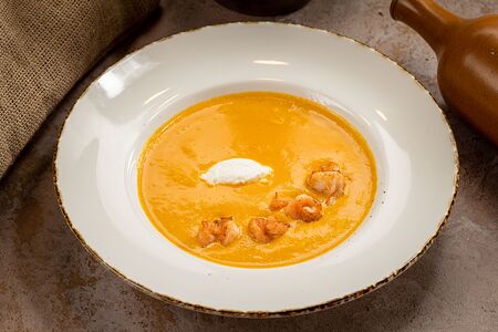 Тыквенный крем-суп с креветками и сыром Рикотта