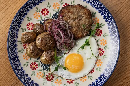 Бифштекс с яйцом и печёным картофелем