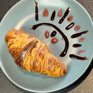 Круассан с карамелью