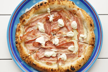 Пицца с беконом и маскарпоне