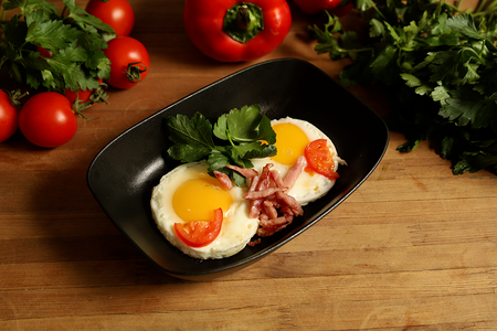 Яичница из двух яиц с ветчиной и помидорами