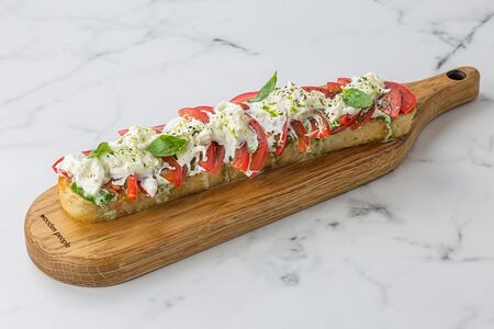 Фокачча с томатами, страчателлой и песто