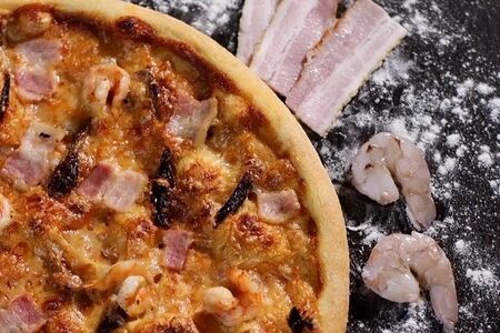 Пицца с креветками и беконом
