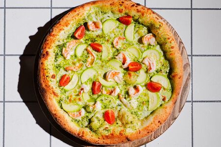 Пицца с креветками и соусом песто