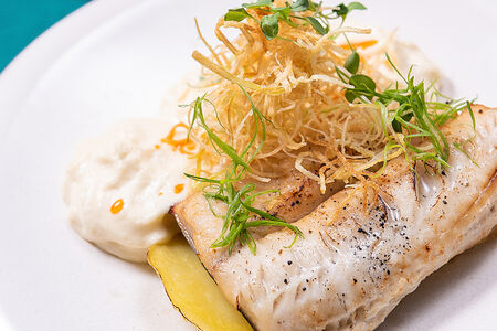 Черная треска с печеным картофелем