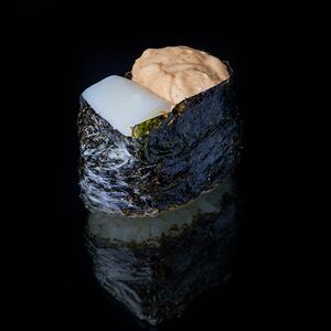 Гункан с кальмаром