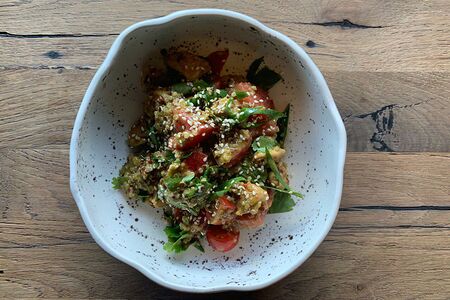 Салат из киноа с кунжутным цыпленком и двумя видами томатов