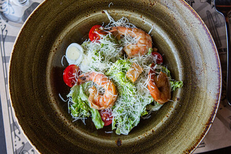 Салат Цезарь с тигровой креветкой