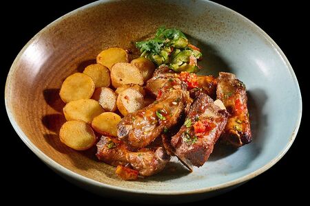 Жареные свиные ребра с мини-картофелем