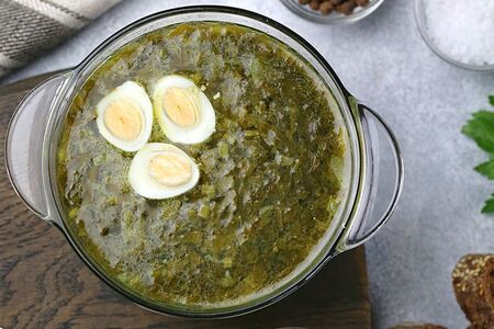 Борщ с щавелем и перепелиным яйцом