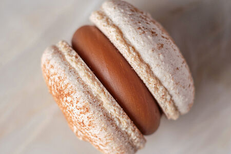 Макарон Соленая карамель