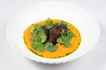 Томленые телячьи щечки с пастой птитим