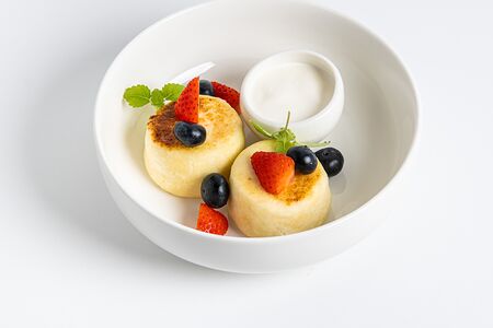 Домашние сырники со сметаной