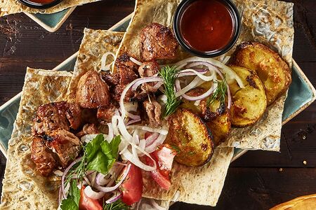 Шашлык из свиной вырезки с томатами