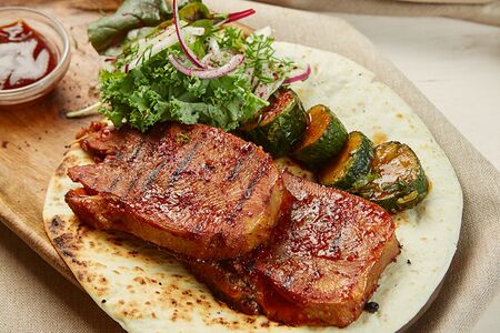 Язык говяжий с пикантными огурцами