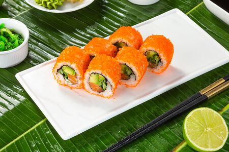 Ролл Калифорния с лососем