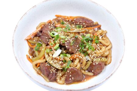 Удон с говядиной по-тайски