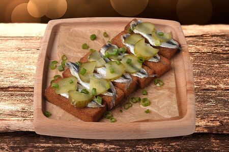 Сельдь пряного посола на гренках