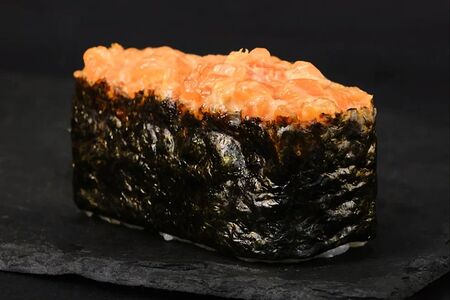 Спайси гункан с лососем