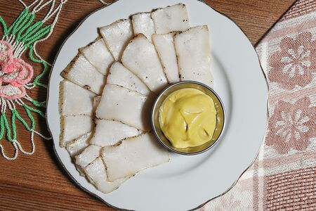 Сало с горчицей и хлебом