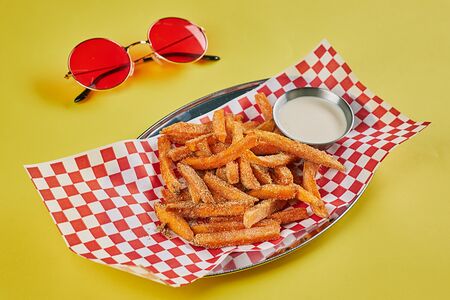 Батат с соусом блю чиз 